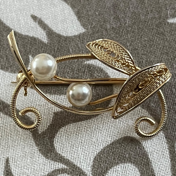 Delicate Pearl Brooch - Picture 3 of 3